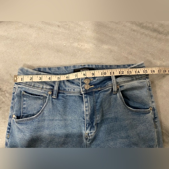 Hudson Size 8 Medium Wash Straight Leg Button Back Pockets Denim Stretch Jeans - Picture 10 of 12